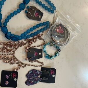 8 pieces of new jewelry